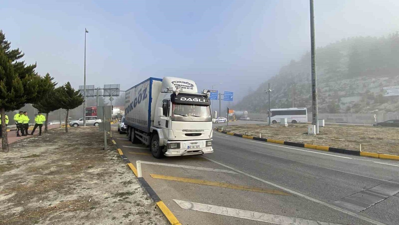 TERS ŞERİTTEN GİDERKEN OTOMOBİLE ÇARPIP KAÇAN SÜRÜCÜ, YAKALANINCA GAZETECİLERE SİTEM...