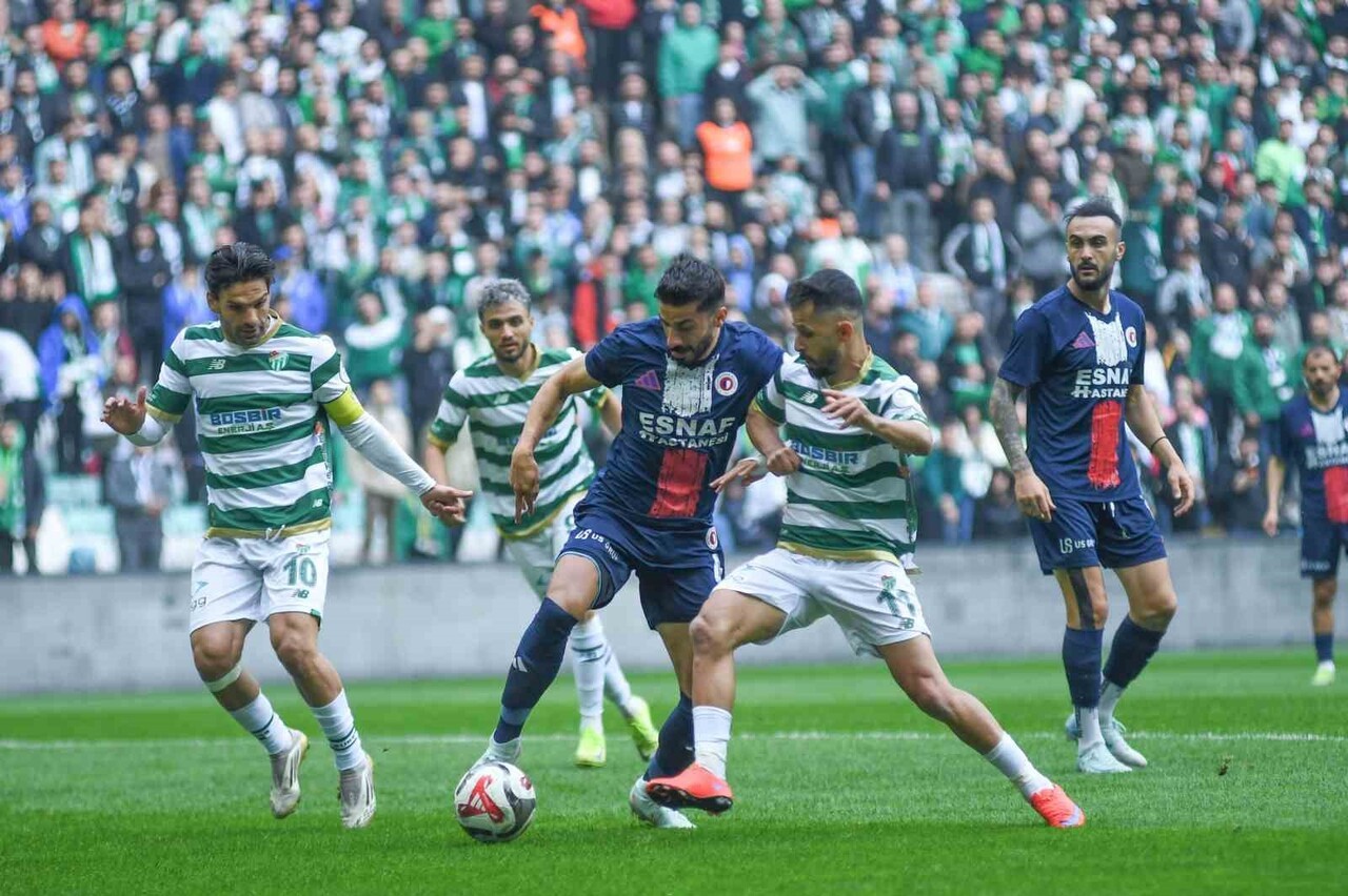 TFF 2. LİG’İN 13. HAFTASINDA MATLI STADYUMU’NDA TARAFTARININ DESTEĞİNİ ARKASINA ALAN BURSASPOR...
