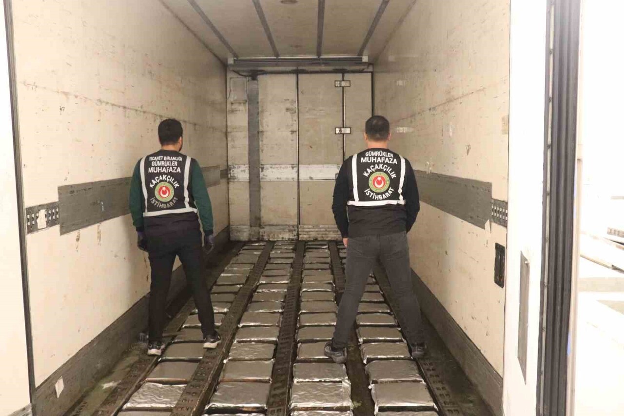 TİCARET BAKANLIĞI GÜMRÜKLER MUHAFAZA EKİPLERİ TARAFINDAN PİYASA DEĞERİ 337 MİLYON 803 BİN 830 LİRA...