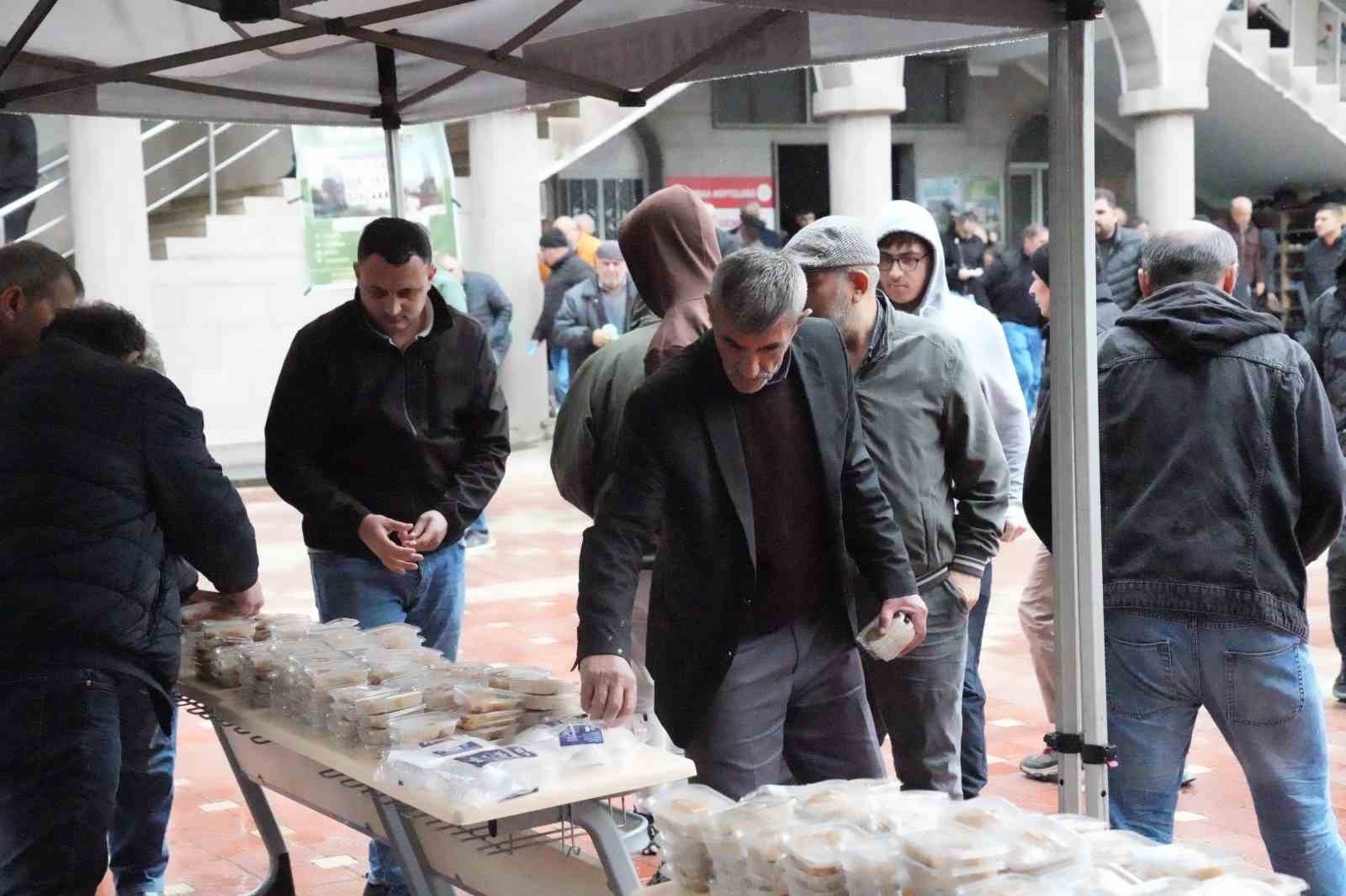 TOKAT'IN ERBAA İLÇESİNDE, CUMA NAMAZI SONRASI ŞEHİT ASKERLER İÇİN HELVA İKRAMI...