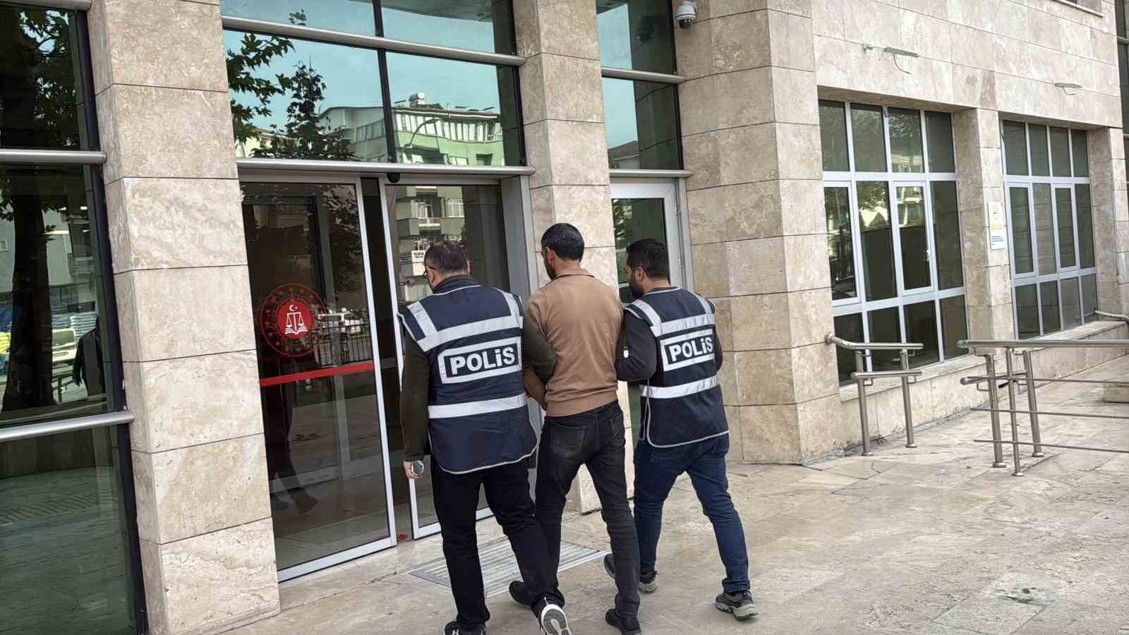 TOKAT'IN ERBAA İLÇESİNDE DORSESİNDE 11 KAÇAK GÖÇMEN TAŞIYAN TIR SÜRÜCÜSÜ B.H., EMNİYETTEKİ...