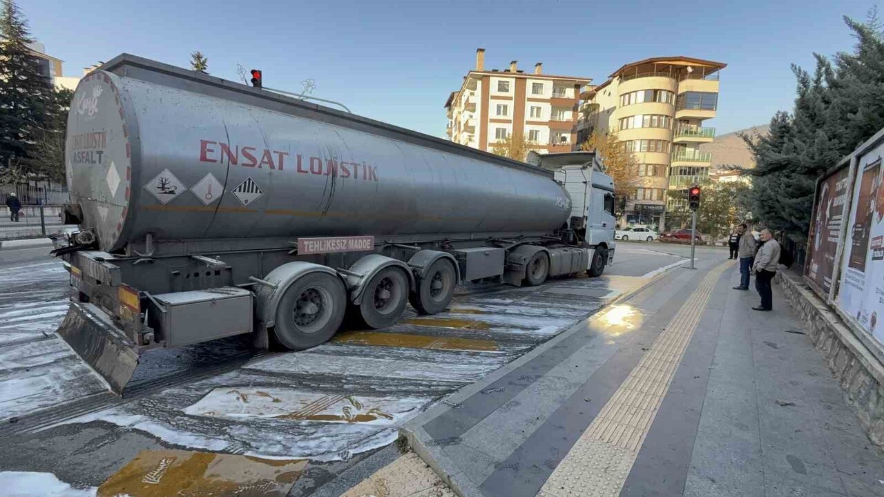 TOKAT'TA KİMYASAL MADDE TAŞIYAN TIR, KIRMIZI IŞIKTA BEKLERKEN BALATALARIN AŞIRI ISINMASI SONUCU...