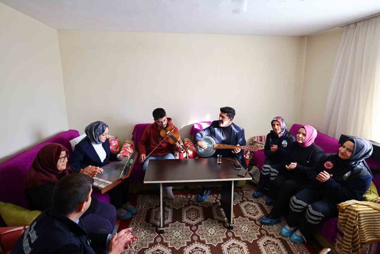 TOKAT BELEDİYESİ EVDE BAKIM EKİPLERİ, YAŞLI VE BAKIMA MUHTAÇ VATANDAŞLARA TEMİZLİK HİZMETİNİN YANI...