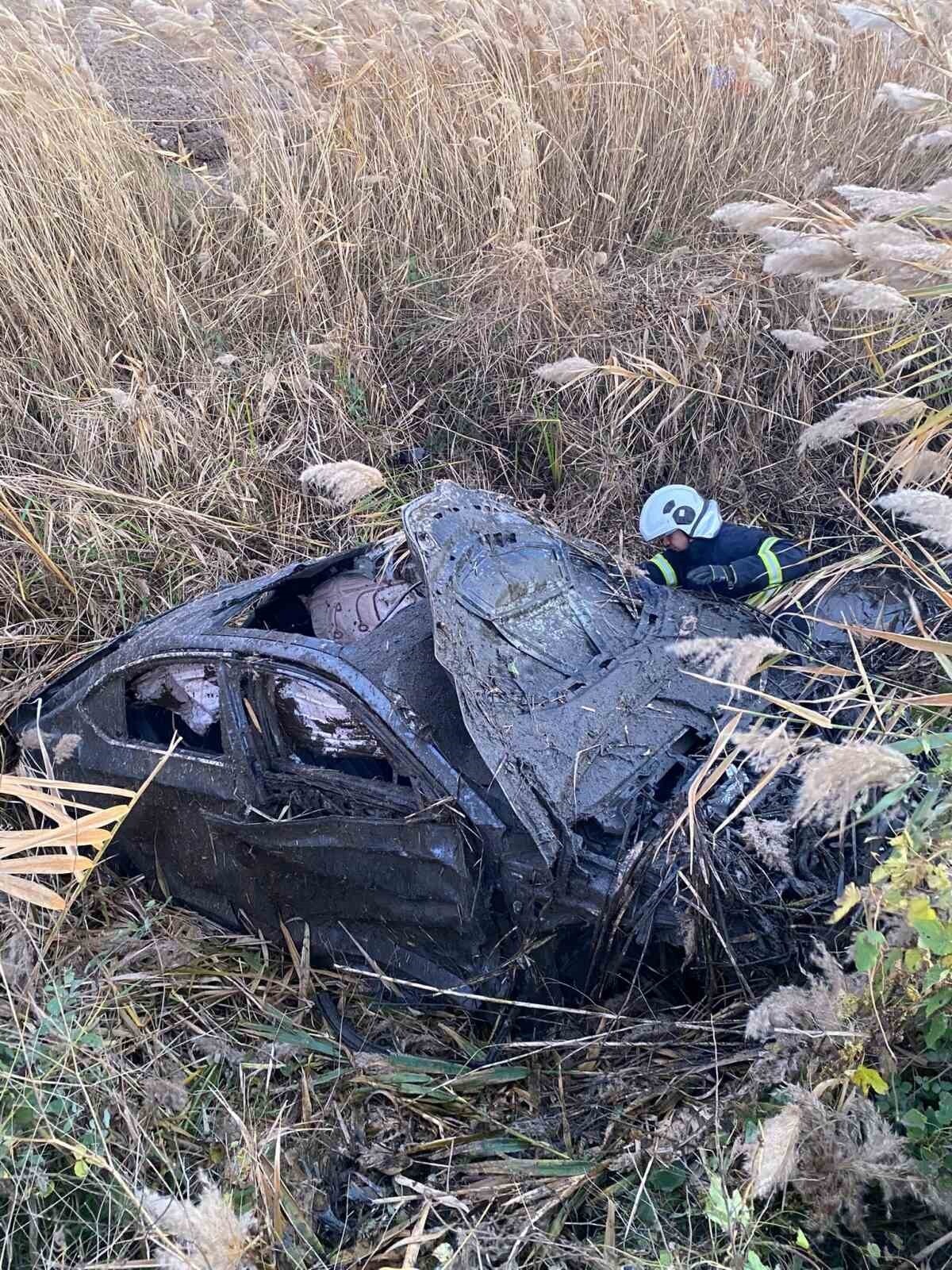 TOKAT (İHA) - TOKAT'IN NİKSAR İLÇESİNDE OTOMOBİLİN YOL KENARINDAKİ TARLAYA DEVRİLMESİ SONUCU İKİ...