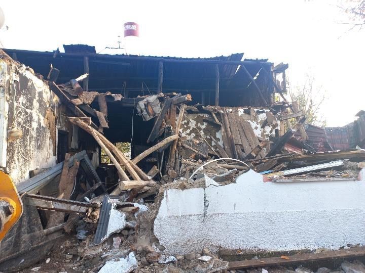 TOKAT’IN ARTOVA İLÇESİNDE BİR EVDE ÇIKAN YANGIN, İTFAİYE EKİPLERİNİN BİR SAATLİK MÜDAHALESİYLE...