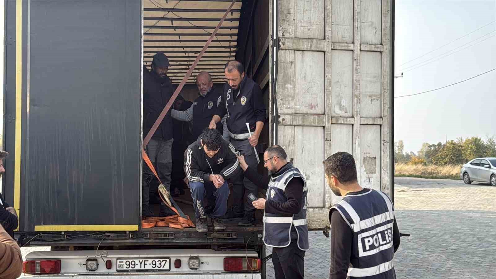TOKAT’IN ERBAA İLÇESİNDE DURDURULAN BİR TIRDA 11 KAÇAK GÖÇMEN YAKALANDI.