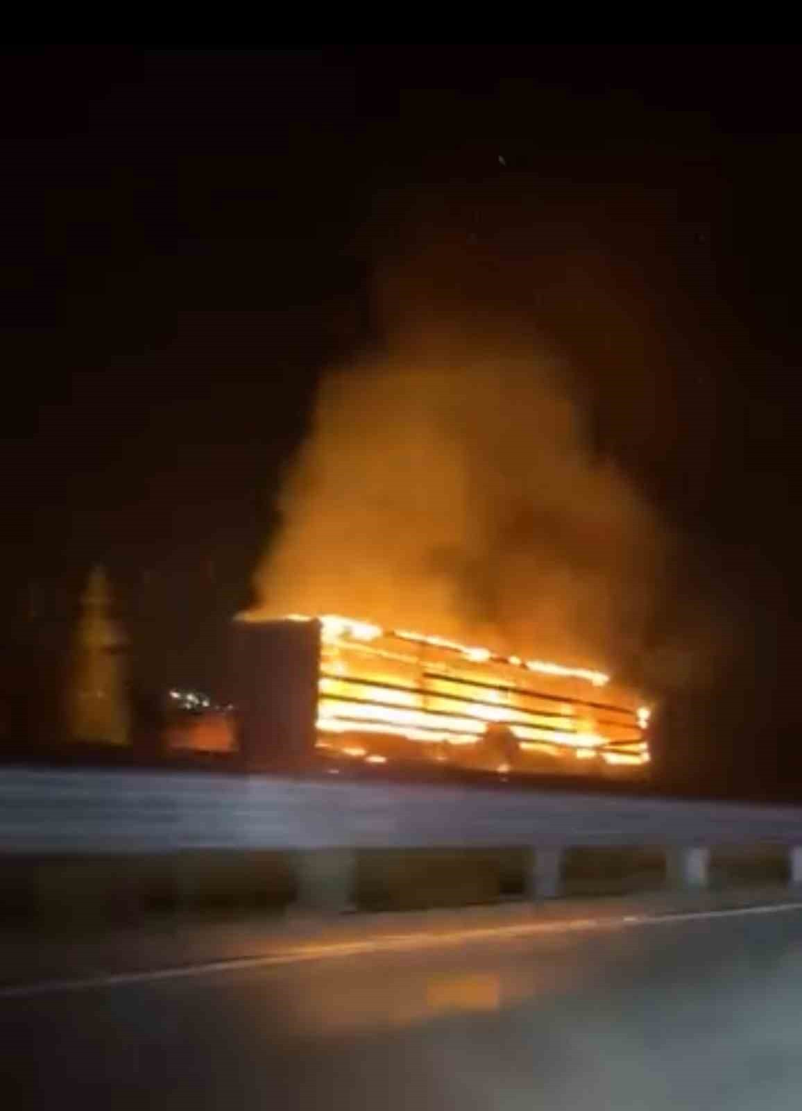 TOKAT’IN ERBAA İLÇESİNDEN NİKSAR İSTİKAMETİNE SEYİR HALİNDE İLERLEYEN İRAN PLAKALI BİR TIRDA ÇIKAN...