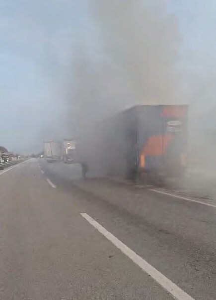 TOKAT’TA TIRIN DORSESİNDEN YÜKSELEN DUMANLARA HIZLA MÜDAHALE EDEN SÜRÜCÜ, ÇEKİCİYİ AYIRIP YANGIN...