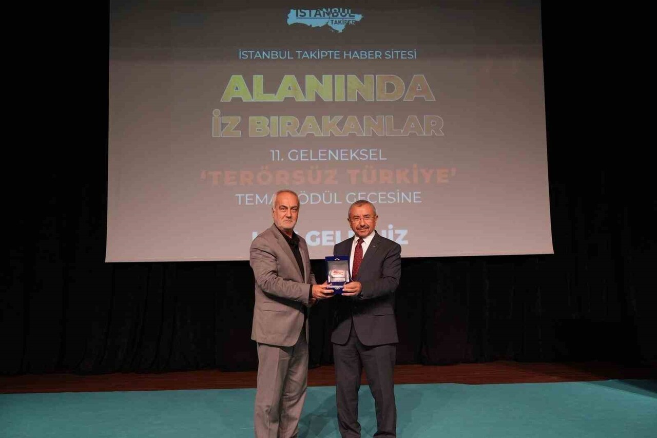 TÖRENDE ARNAVUTKÖY BELEDİYESİ ADINA ÖDÜLÜ BELEDİYE BAŞKAN YARDIMCISI KEMAL AYGENLİ TESLİM...