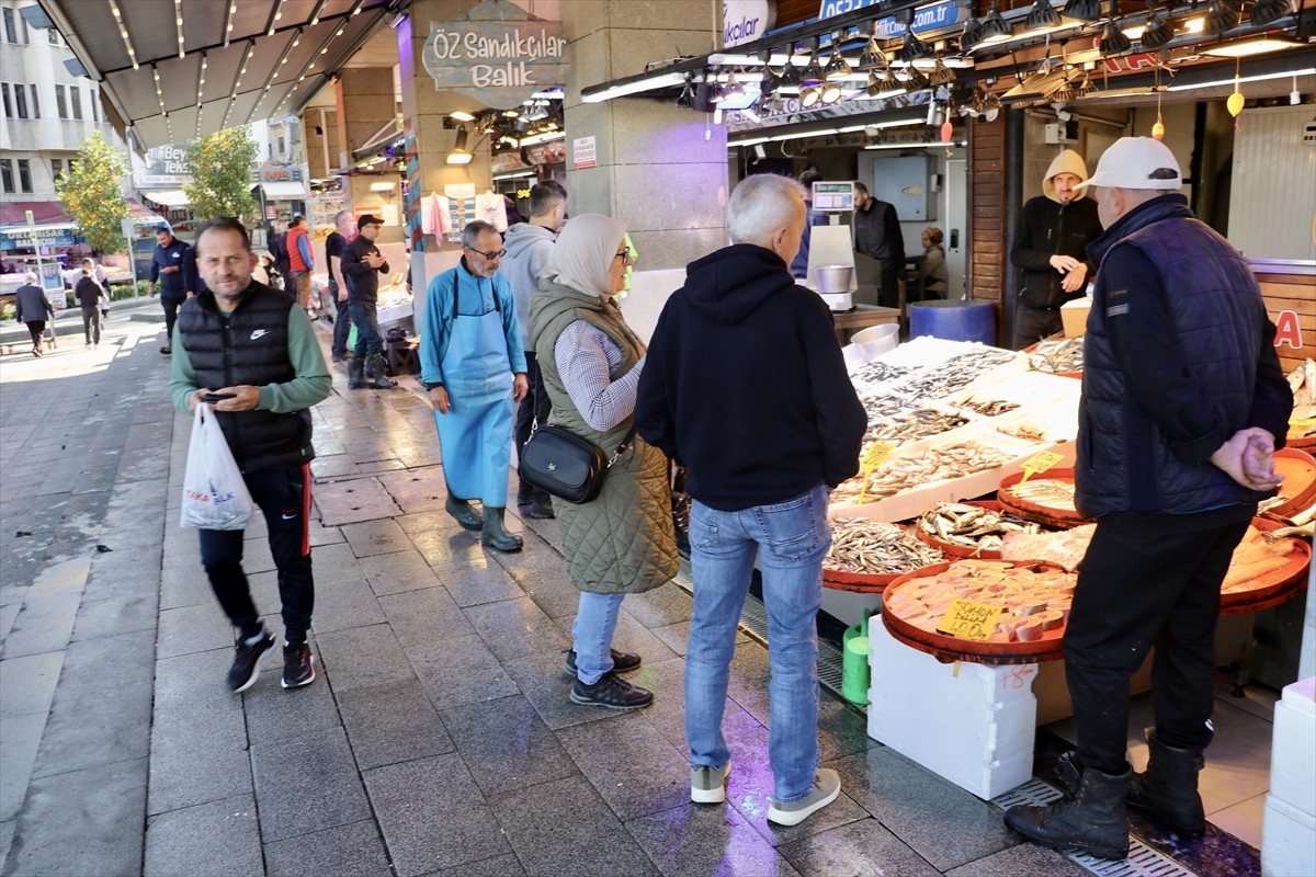 Trabzon'da balıkçı tezgahlarını süsleyen hamsinin kilogramı 75 liradan satışa sunuluyor.
