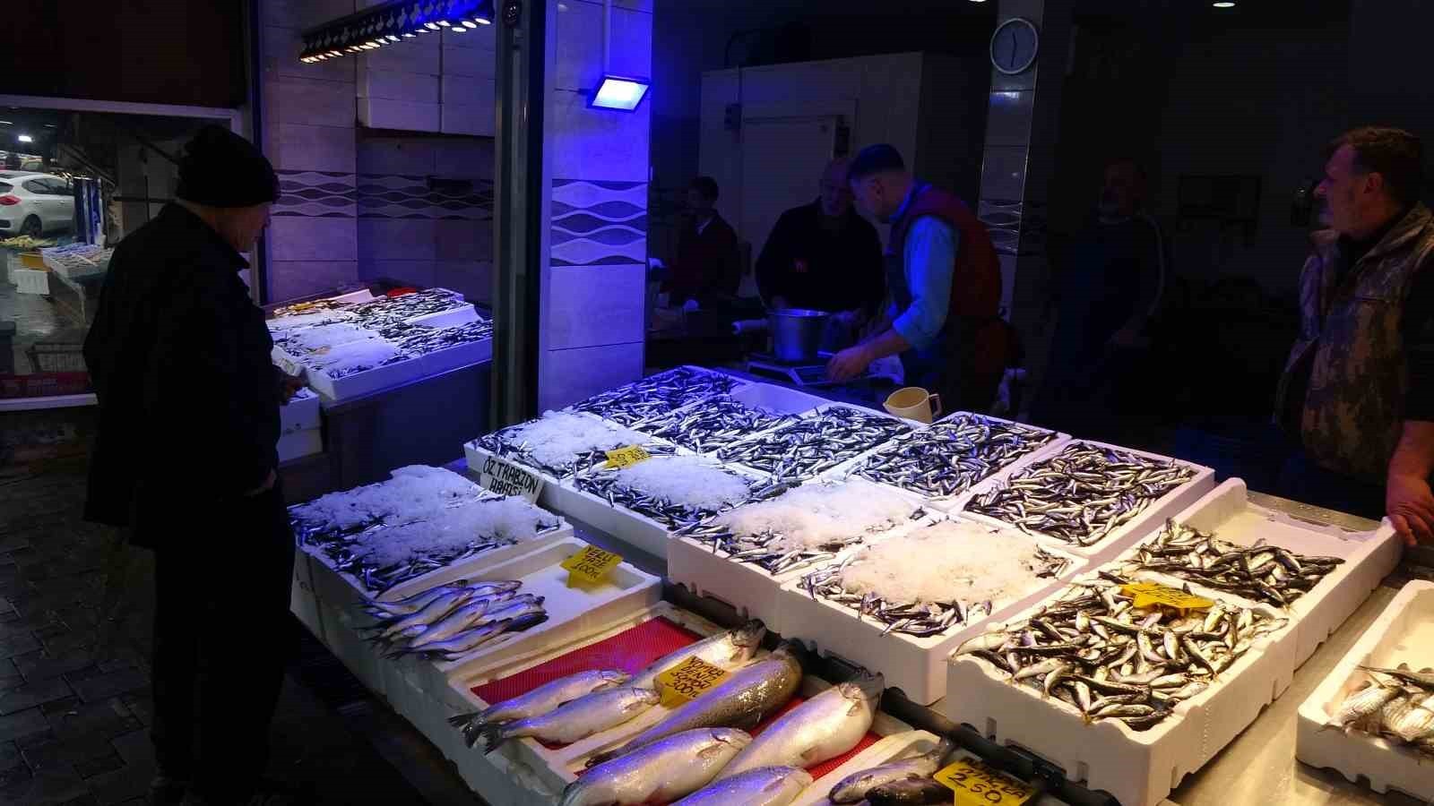 TRABZON BALIK HALİNDE HAMSİNİN KİLOSU 50 TL'DEN SATILIYOR