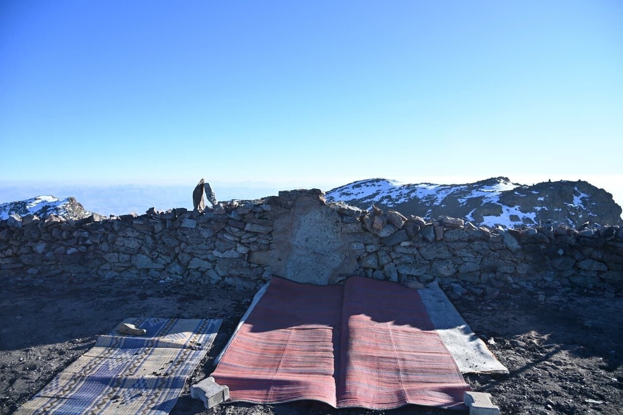 TRABZON-BAYBURT SINIRINDA 3 BİN 100 RAKIMDA BULUNAN VE 4 GÜN ÖNCE ÇIKAN YANGINDA KÜL OLAN KIRKLAR...