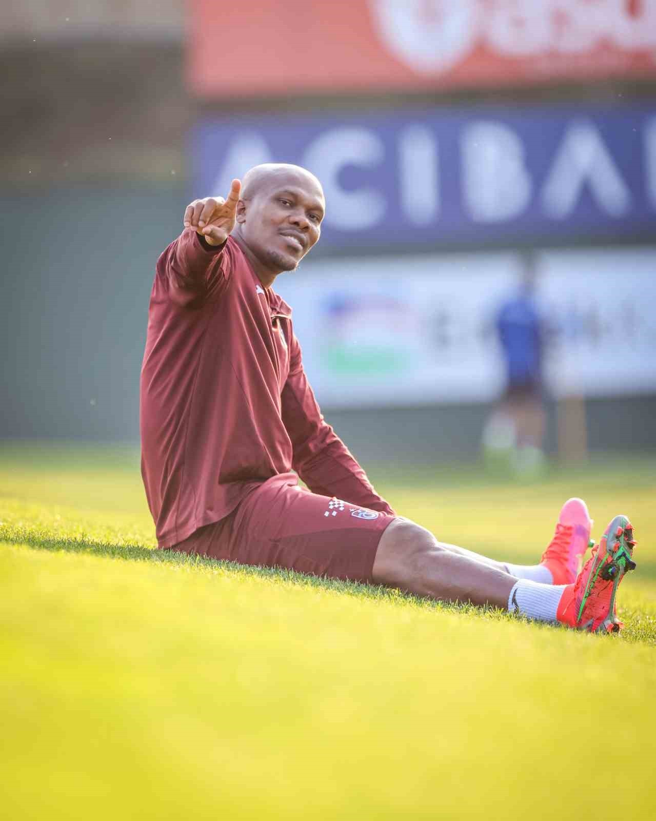 TRABZONSPOR’UN NİJERYALI FUTBOLCUSU ANTHONY NWAKAEME, SAHALARA DÖNMEK İÇİN SABIRSIZLANIYOR.