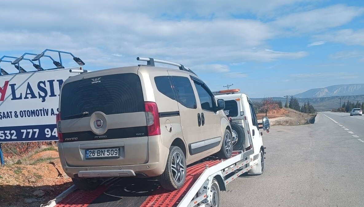 TRAFİK KONTROLÜNDE YAKALAMASI OLAN ARAÇ OTOPARKA ÇEKİLDİ
