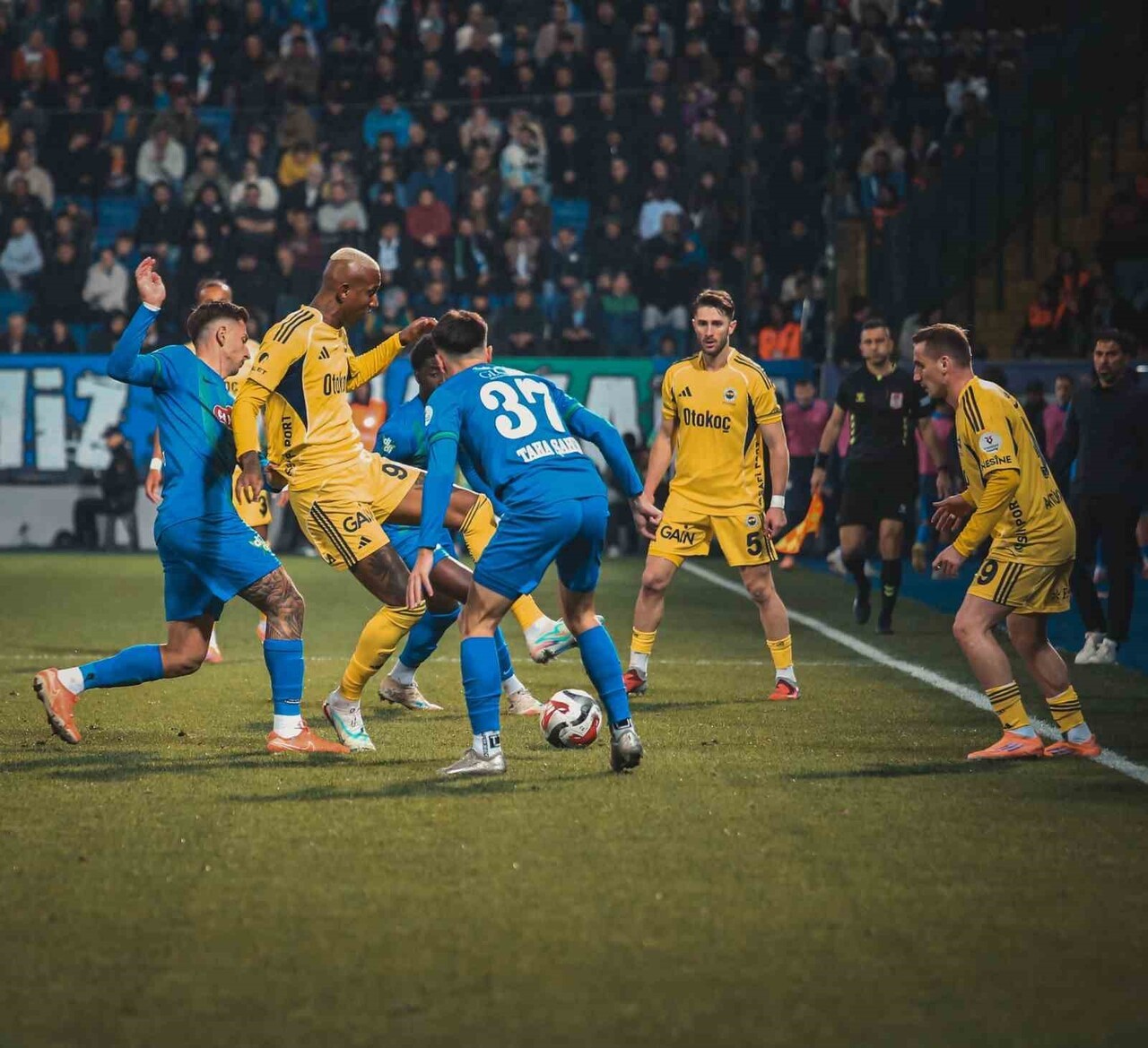 TRENDYOL SÜPER LİG'İN 13. HAFTASINDA ÇAYKUR RİZESPOR, 2-0 ÖNE GEÇTİĞİ MAÇTA FENERBAHÇE'YE 5-2...