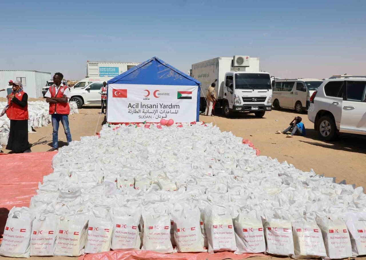 TÜRK KIZILAY, SUDAN'DA ARTAN ÇATIŞMALAR NEDENİYLE YERİNDEN EDİLEN BİNLERCE KİŞİ İÇİN YARDIM...