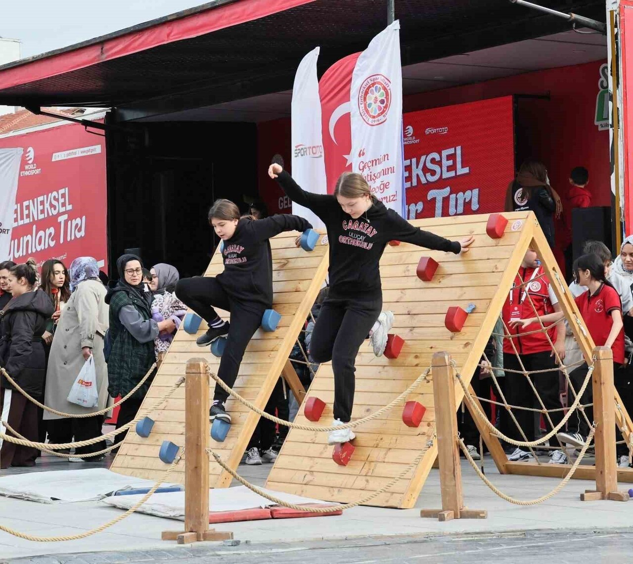 TÜRK OYUN KÜLTÜRÜNÜ YAŞATMAK AMACIYLA HAYATA GEÇİRİLEN ‘GELENEKSEL OYUNLAR TIRI’, MANİSA’DA...