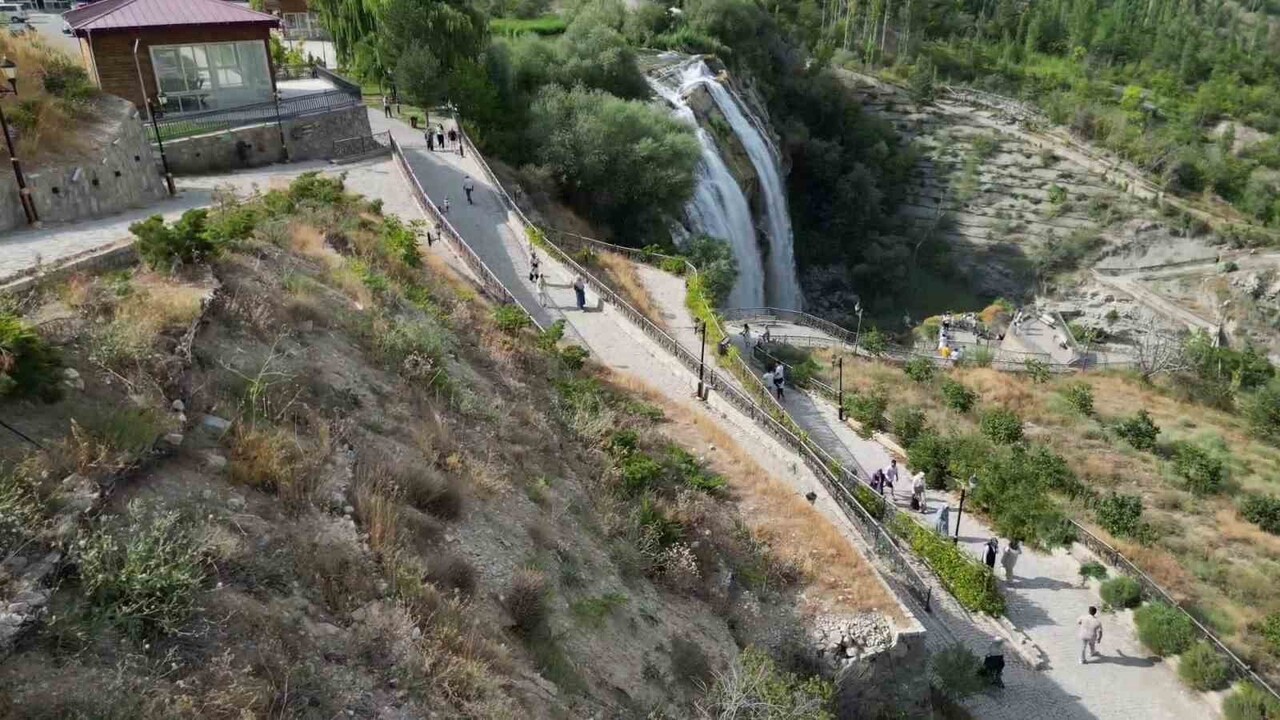 TÜRKİYE’NİN EN BÜYÜK, AVRUPA’NIN İSE ÜÇÜNCÜ BÜYÜK ŞELALESİ OLAN TORTUM ŞELALESİ, KIŞ ÖNCESİ YOĞUN...
