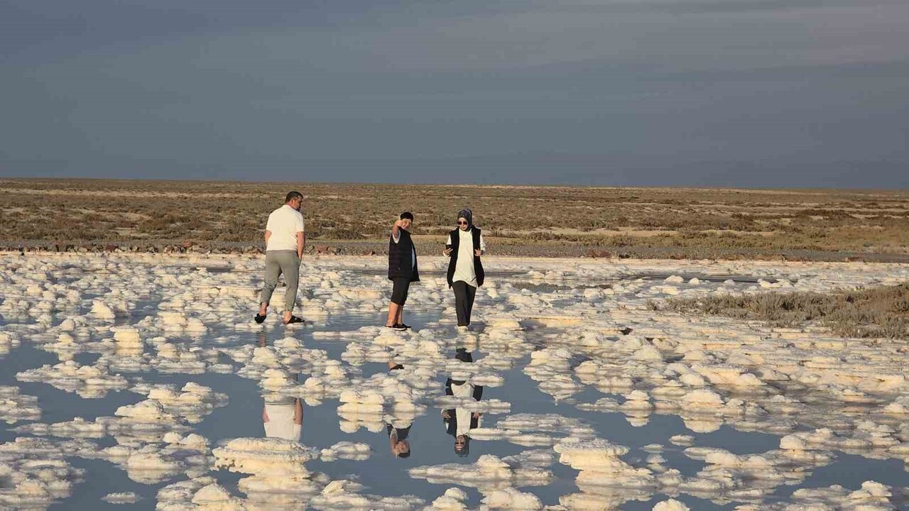 TUZ GÖLÜ'NDE SULARIN ÇEKİLMESİYLE ORTAYA ÇIKAN İLGİNÇ TUZ KÜTLELERİ, BÖLGEYİ ZİYARET EDENLERİN VE...