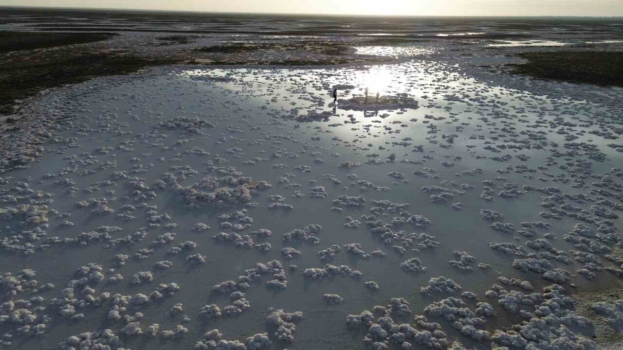 TUZ GÖLÜ'NDE SULARIN ÇEKİLMESİYLE ORTAYA ÇIKAN İLGİNÇ TUZ KÜTLELERİ, BÖLGEYİ ZİYARET EDENLERİN VE...