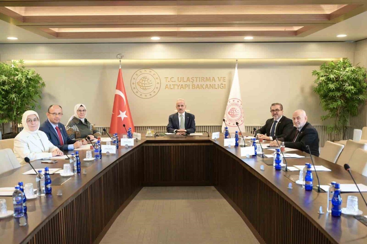 ULAŞTIRMA VE ALTYAPI BAKANI ABDULKADİR URALOĞLU, "SOSYAL MEDYADA YAŞ SINIRLAMALARI BAŞTA OLMAK...