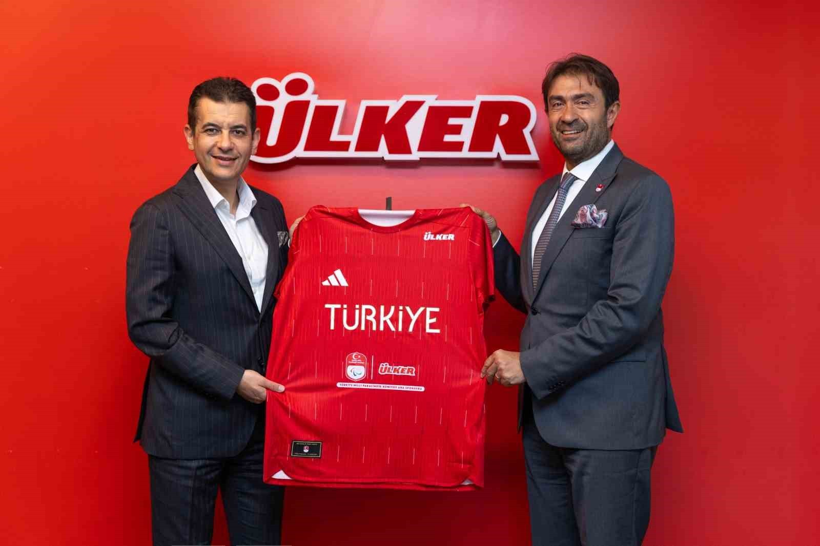 ÜLKER CEO’SU ÖZGÜR KÖLÜKFAKI (SOLDA)