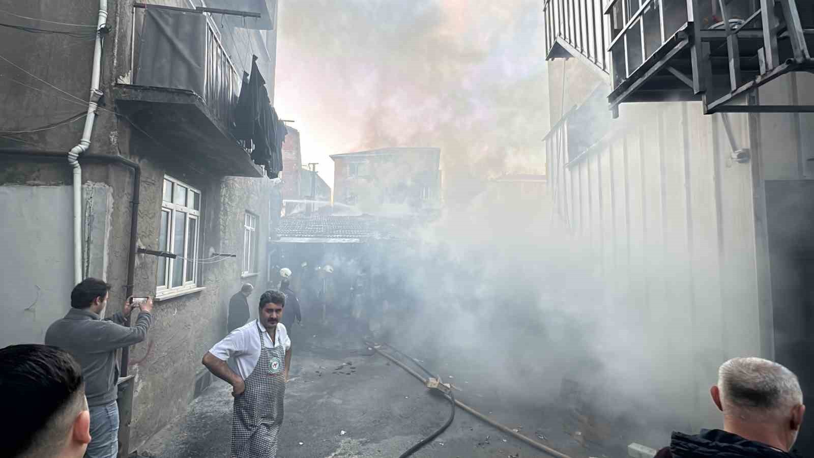 ÜMRANİYE'DE BİR İŞ YERİNİN DEPOSUNDA ÇIKAN YANGIN EKİPLERİ ALARMA GEÇİRDİ. ÇOK SAYIDA İTFAİYE...