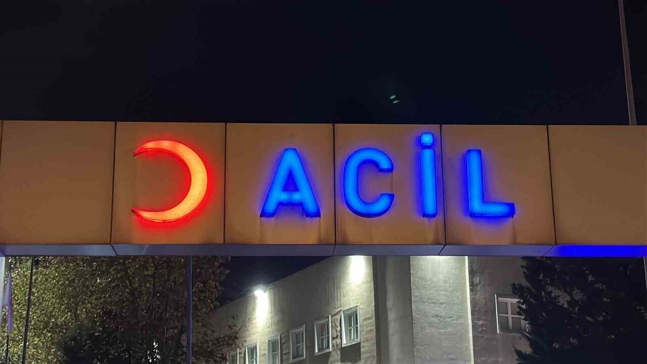 ÜMRANİYE’DE BİR LİSEDE DAĞITILAN LOKUMLARI TÜKETEN 26 ÖĞRENCİ ZEHİRLENME ŞÜPHESİYLE HASTANEYE...