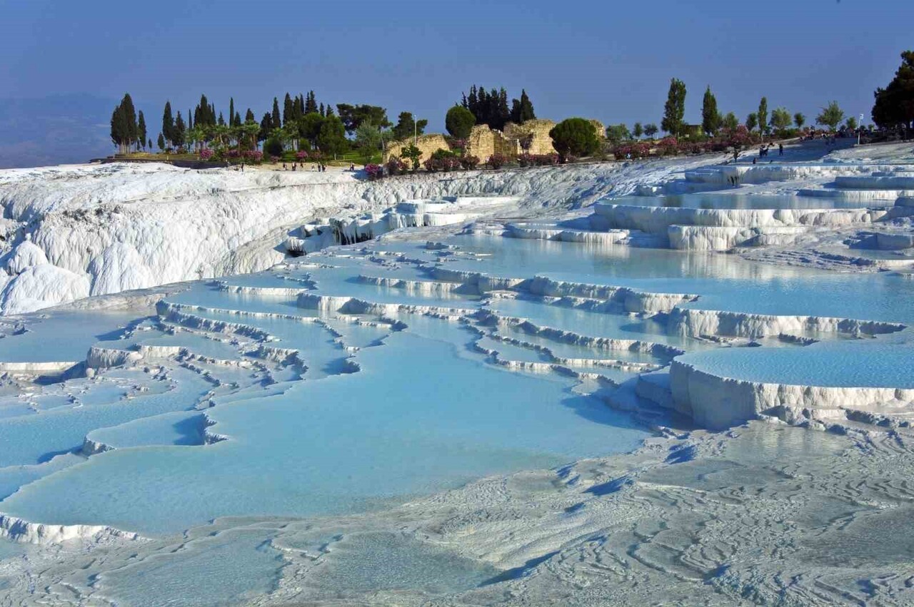 UNESCO DÜNYA KÜLTÜR MİRASI LİSTESİNDE YER ALAN PAMUKKALE VE KARAHAYIT TERMAL SULARI SON DÖNEMLERDE...