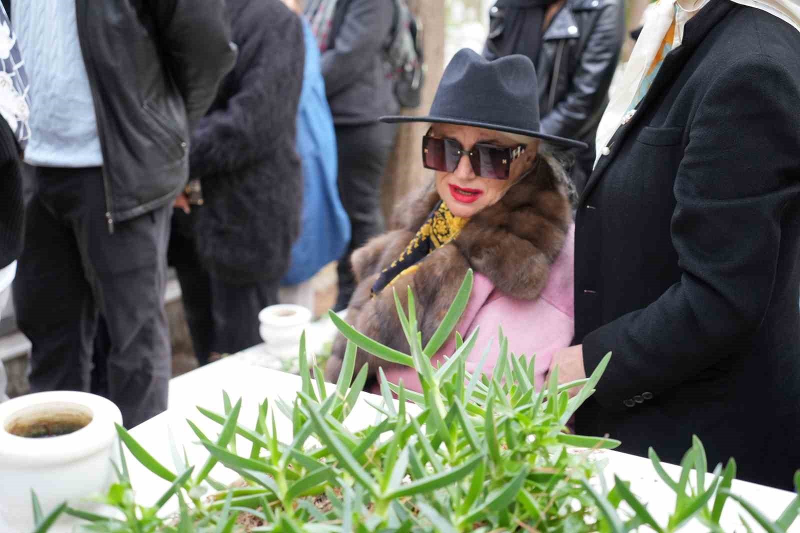 ÜNLÜ OYUNCU BANU ALKAN, TRAFİK KAZASINDA YAŞAMINI YİTİREN KARDEŞİ OSMAN ALKAN'I SON YOLCULUĞUNA...