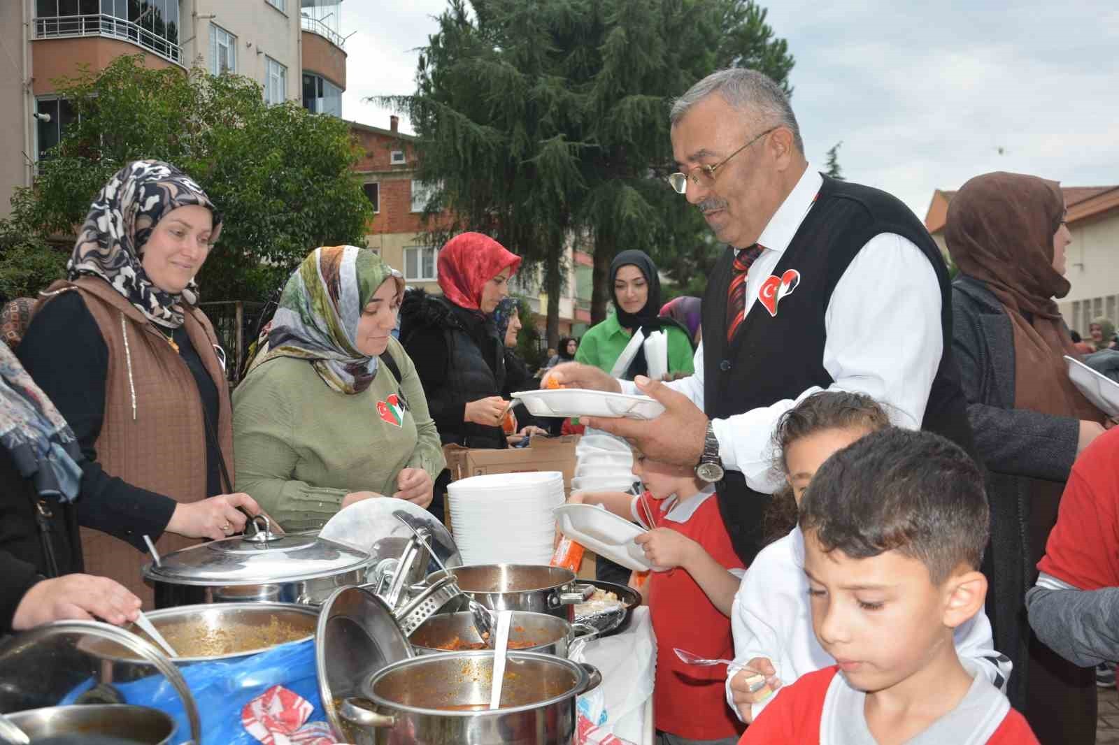 ÜNYE ŞEHİT GÖKHAN DEMİR İLKOKULU 36 ÖĞRETMENİ VE VELİLERİN BÜYÜK DESTEĞİYLE, "GAZZE'YE UZANAN...