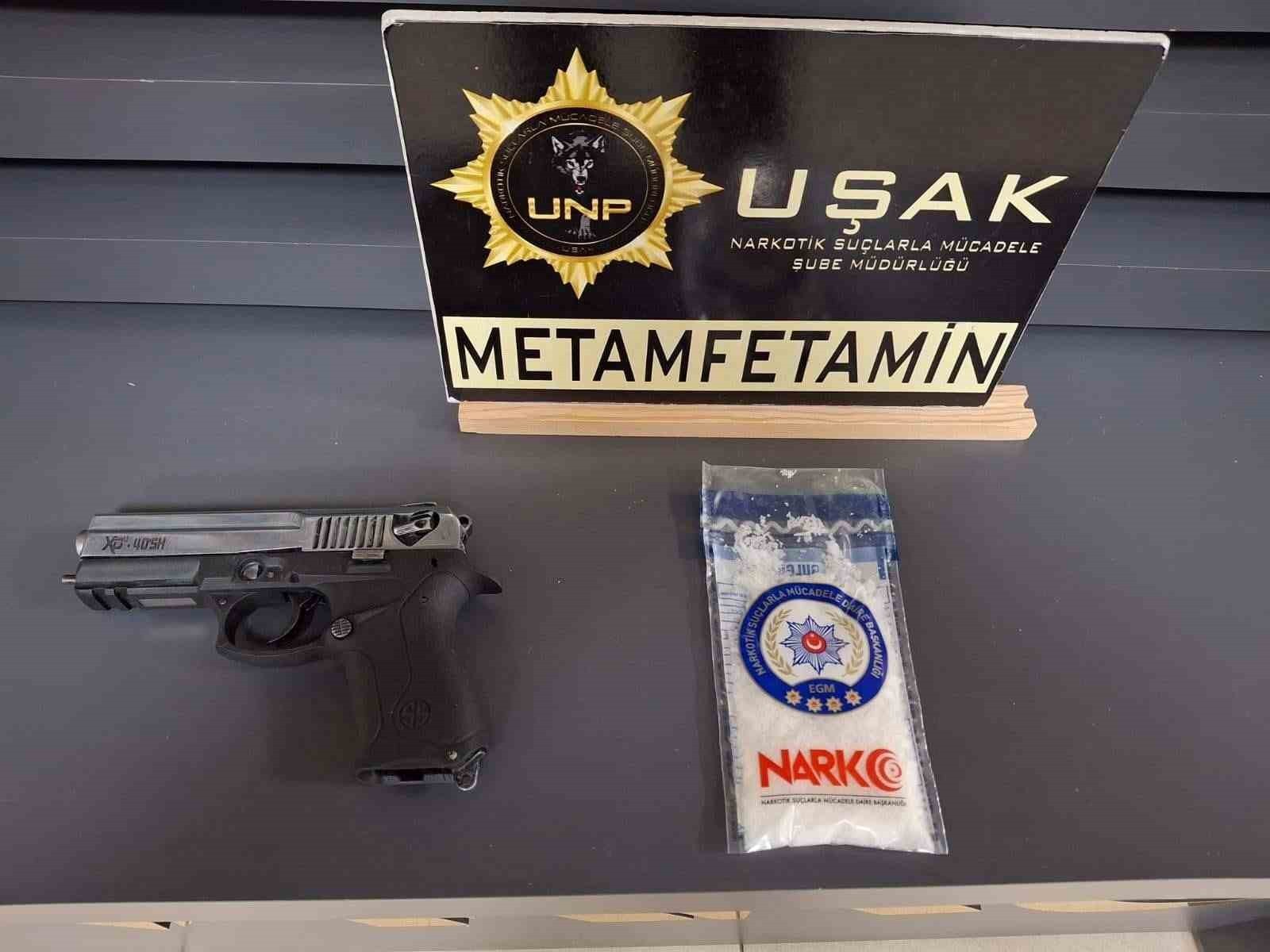 UŞAK’TA 2 OTOMOBİL İÇERESİNDE ÇOK SAYIDA UYUŞTURUCU MADDE ELE GEÇİRİLDİ.