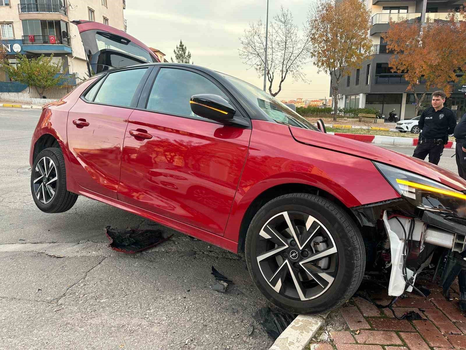 UŞAK’TA İKİ OTOMOBİLİN ÇARPIŞMASI SONUCU 1’İ ÇOCUK 2 KİŞİ YARALANARAK HASTANEYE...