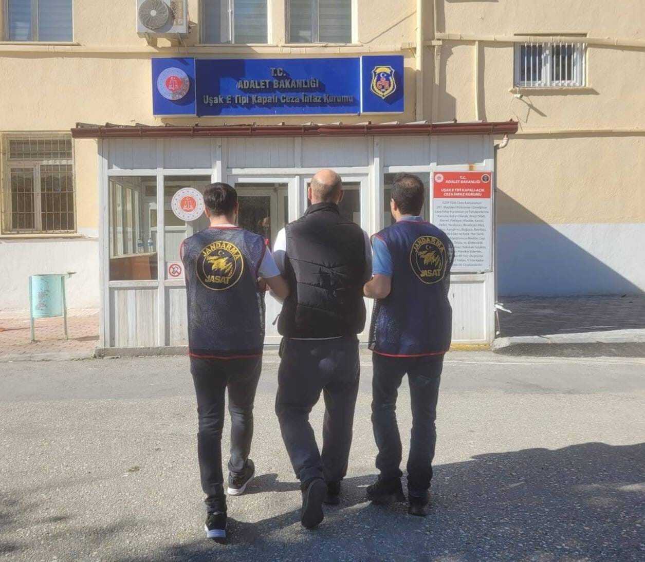 UŞAK’TA JANDARMA EKİPLERİNCE YAPILAN ÇALIŞMALARDA 51 ARANAN ŞAHIS YAKALANDI.