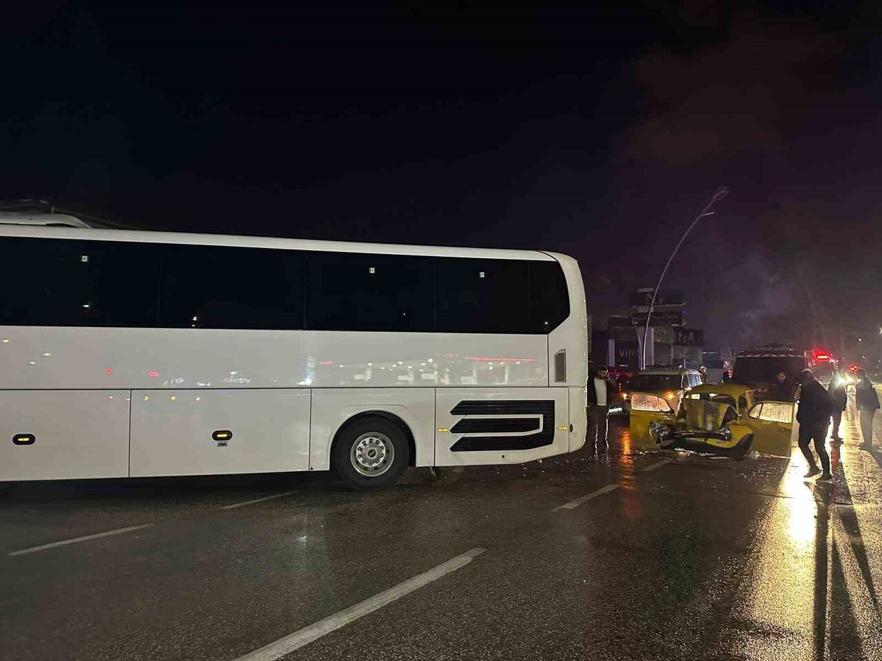 UŞAK’TA OTOMOBİL İLE SANATÇI ORKESTRASINI TAŞIYAN OTOBÜSÜN ÇARPIŞMASI SONUCU 1’İ AĞIR 3 KİŞİ...