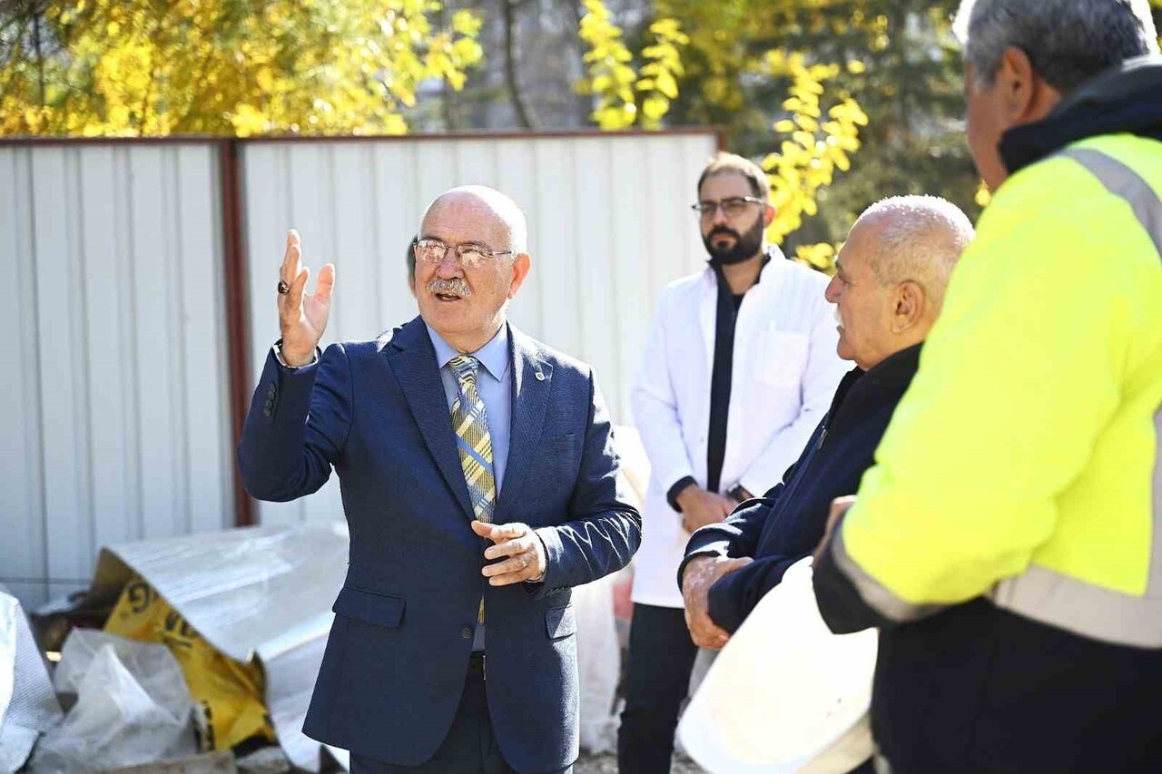 UŞAK ÜNİVERSİTESİ REKTÖRÜ PROF. DR. EKREM SAVAŞ, İNŞAATI HIZLA DEVAM EDEN UŞAK ÜNİVERSİTESİ DİŞ...