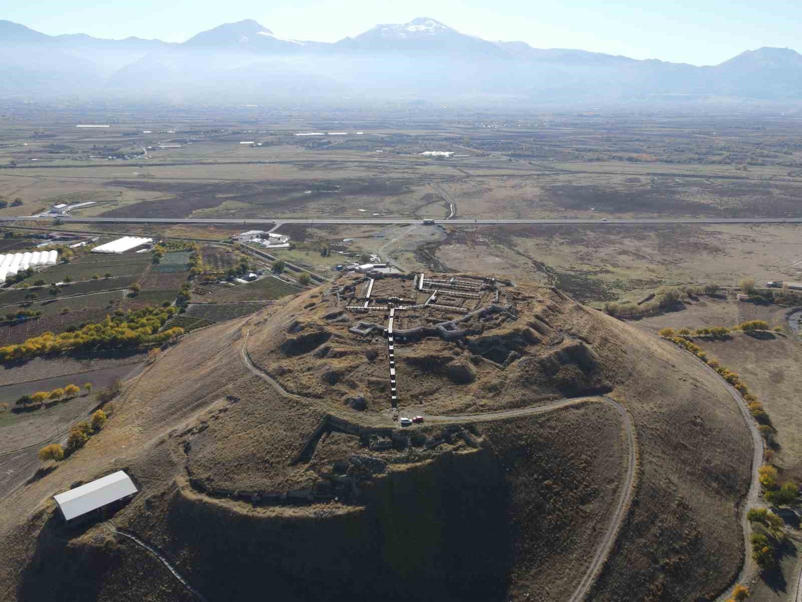 ÜZÜMLÜ İLÇESİ SINIRLARINDA YER ALAN VE URARTU, BİZANS İLE OSMANLI DÖNEMLERİNE EV SAHİPLİĞİ YAPAN...