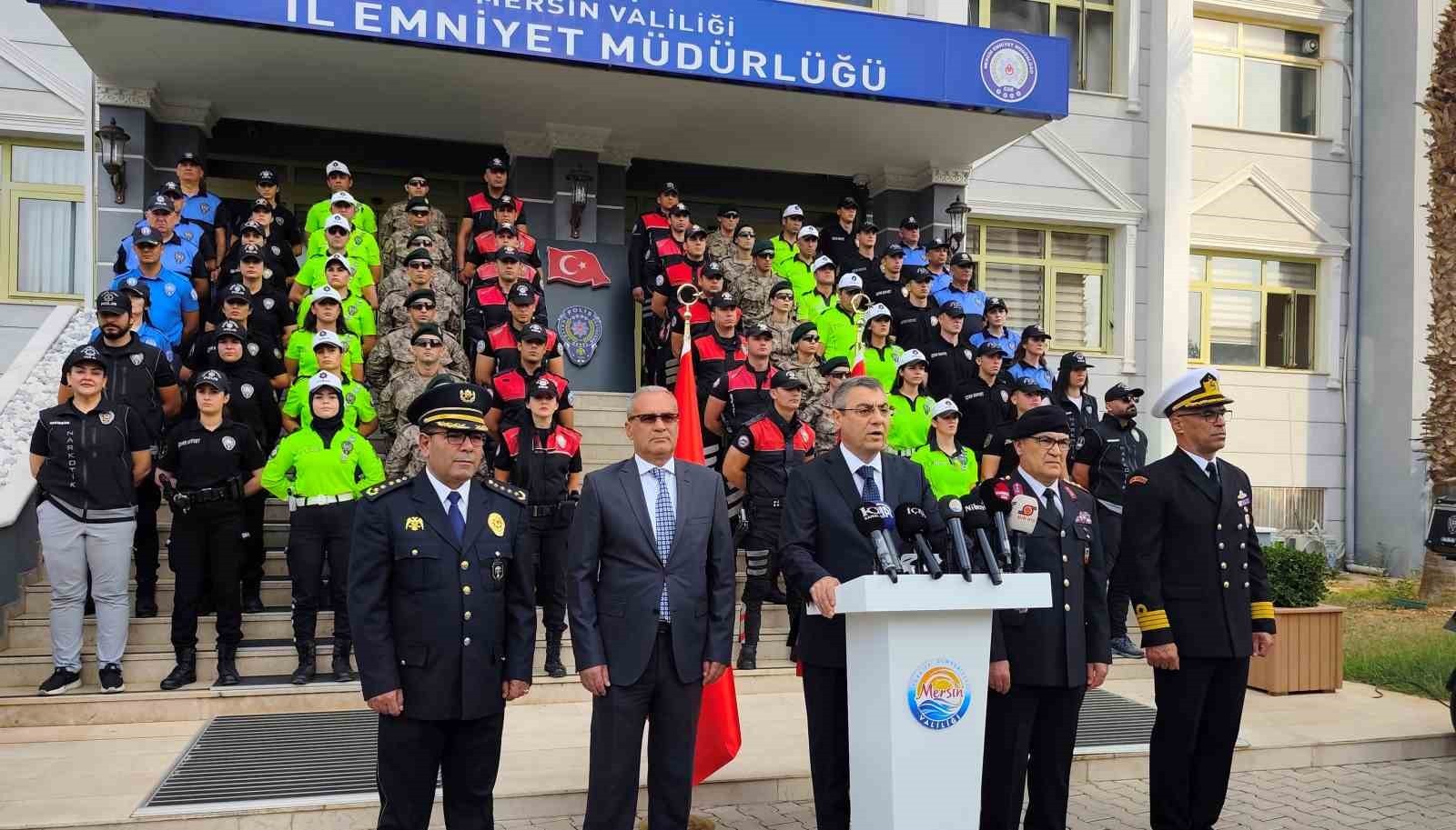 VALİ ATİLLA TOROS'A AÇIKLAMALARI SIRASINDA, VALİ YARDIMCISI MEHMET YAVUZ, İL EMNİYET MÜDÜRÜ İDRİS...