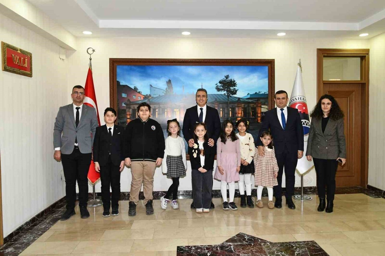 VALİ ÇİEÇEK, 20 KASIM DÜNYA ÇOCUK HAKLARI GÜNÜ'NDE ÇOCUKLARI AĞIRLADI.(OLGUN...