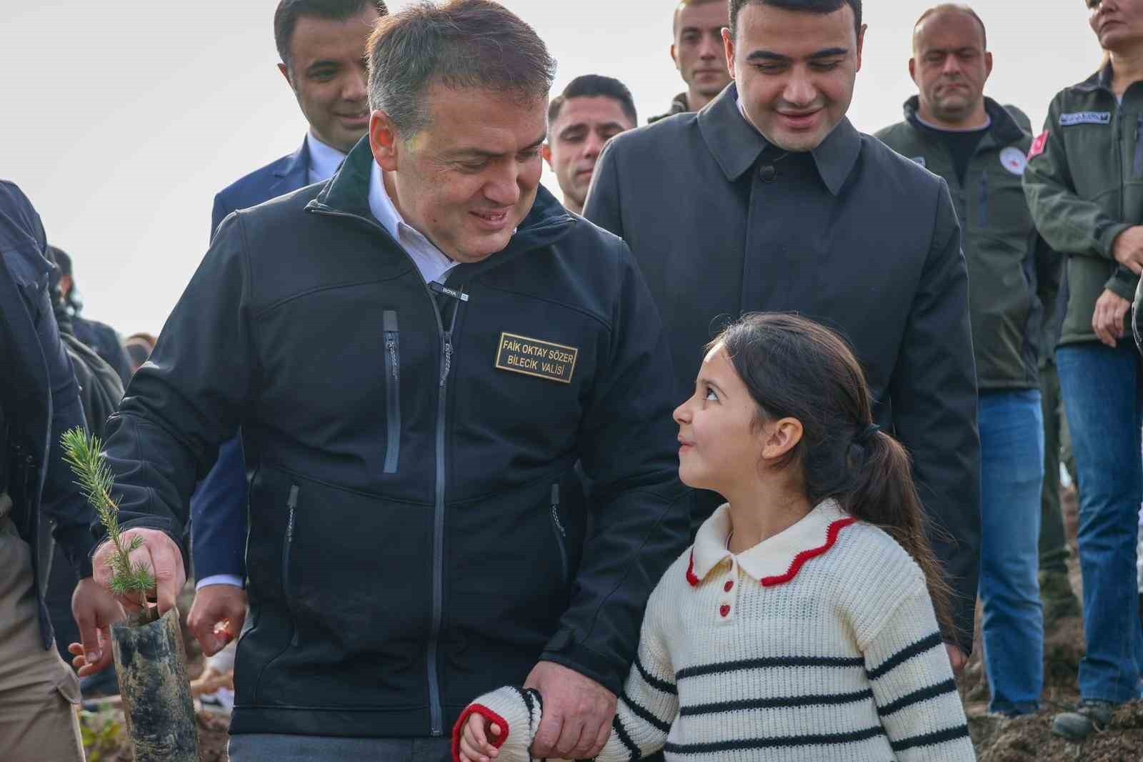 VALİ SÖZER, 5 BİN FİDANI TOPRAKLA BULUŞTURDU