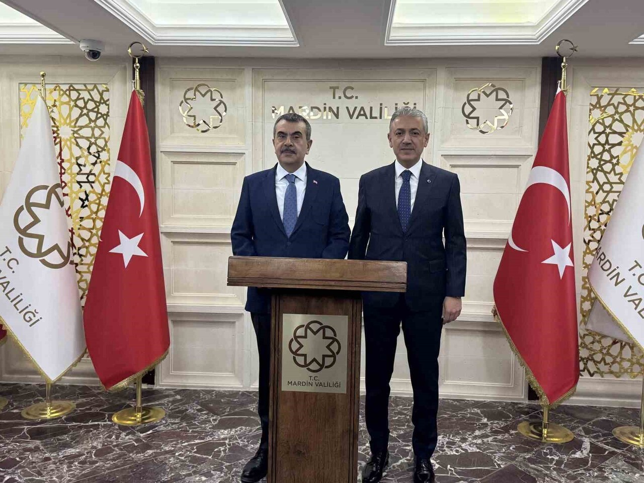 VALİLİK ŞEREF DEFTERİNİ İMZALAYAN TEKİN, MARDİN VALİSİ TUNCAY AKKOYUN İLE MAKAMINDA BİR SÜRE...