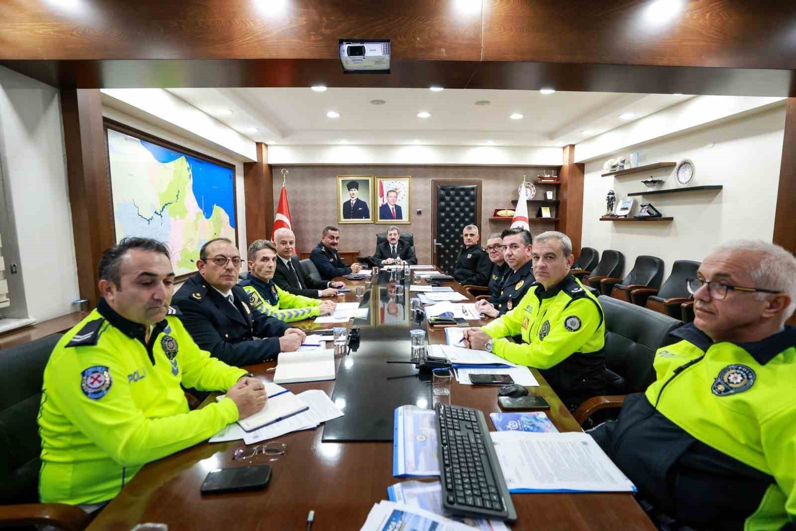 VALİLİKTE DÜZENLENEN KIŞ MEVSİMİ TRAFİK TEDBİRLERİ TOPLANTISI’NDA, SÜRÜCÜLERİN BİLİNÇLENDİRİLMESİ...