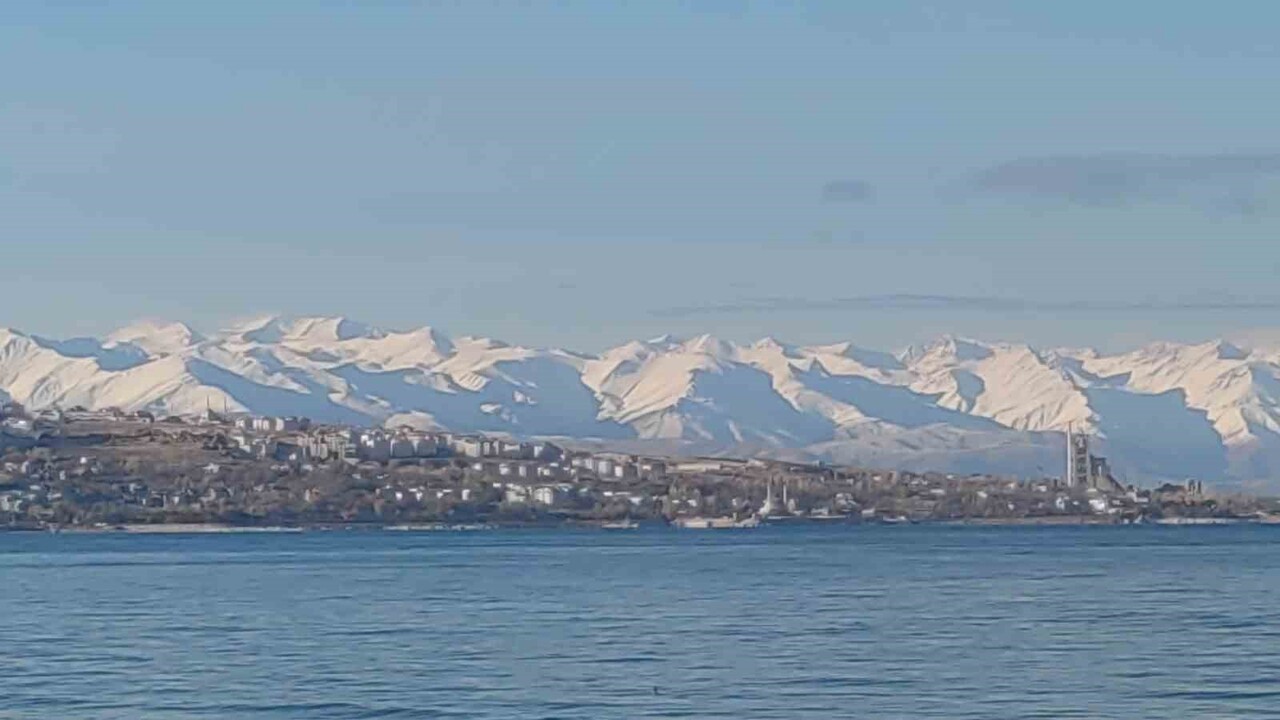 VAN'DA 2 GÜNDEN BUYANA ETKİLİ OLAN SAĞANAK YAĞIŞ YÜKSEK KESİMLERDE YERİNİ KAR YAĞIŞINA BIRAKIRKEN...