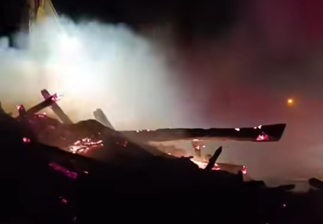 VAN'IN GÜRPINAR İLÇESİNE SAMANLIKTA ÇIKAN YANGIN İTFAİYE EKİPLERİNİN MÜDAHALESİ SONUCU...