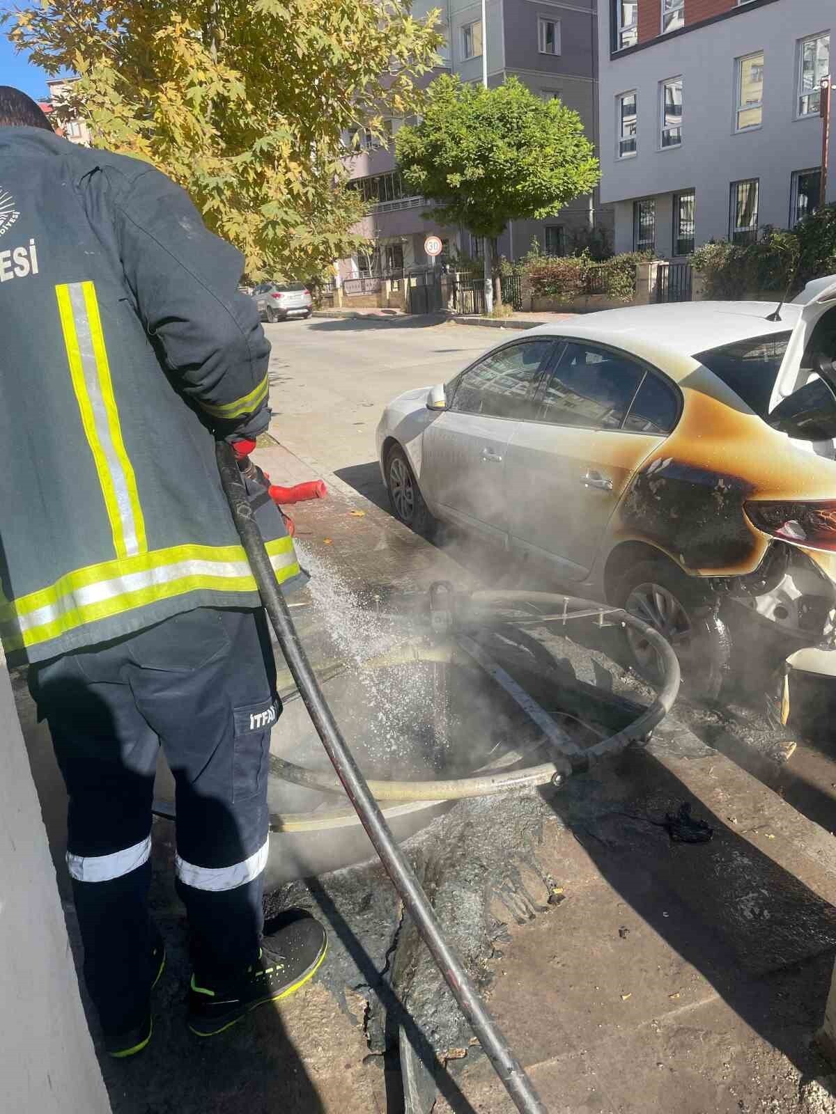 VAN'IN İPEKYOLU İLÇESİNDE ÇÖP KONTEYNERE ATILAN YANICI MADDE, BÖLGEDE BULUNAN BİR OTOMOBİLE...