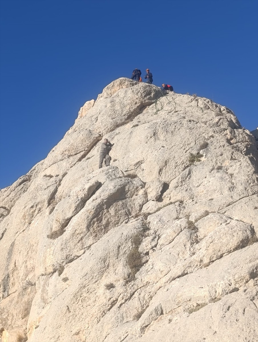 Van'ın Tuşba ilçesinde, kayalıklarda mahsur kalan kişi, Afet ve Acil Durum Yönetimi Başkanlığı...