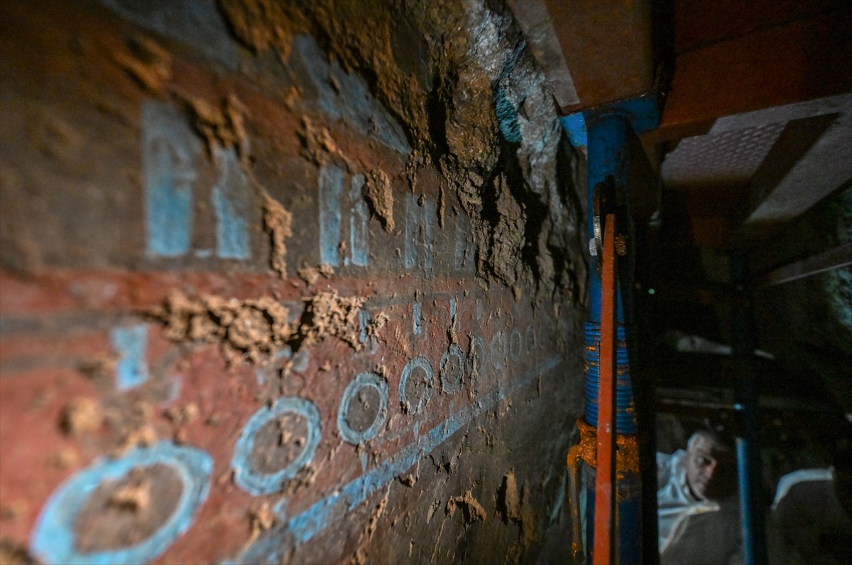 Van'ın Tuşba ilçesinde, üç yıl önce kaçak kazı sırasında yerin 6-7 metre derinliğinde bulunan...