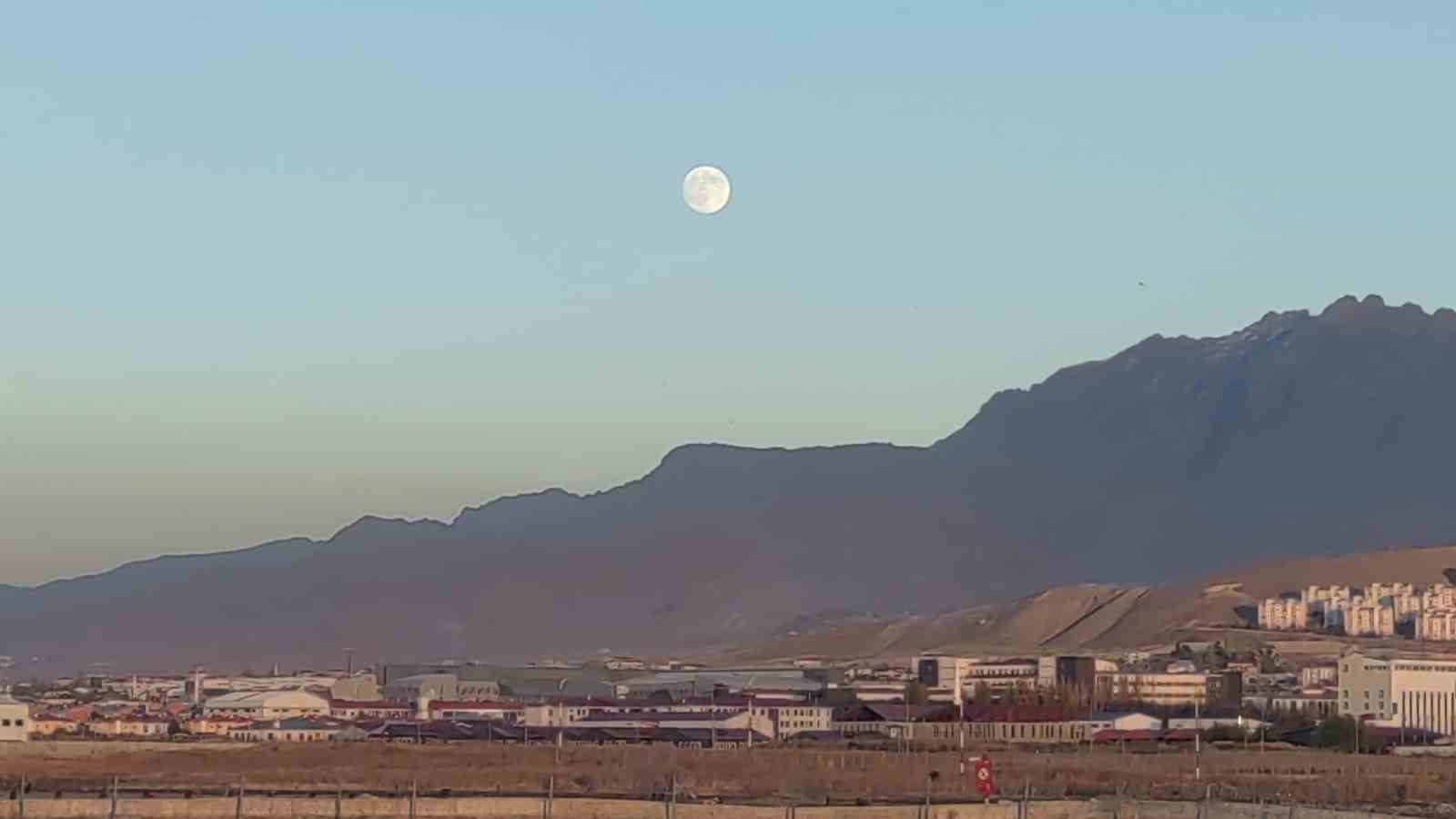 VAN’DA AKŞAM SAATLERİNDE GÜNEŞ BATARKEN, DOĞU UFKUNDA AYIN YÜKSELMESİ GÖKYÜZÜNDE BÜYÜLEYİCİ BİR...