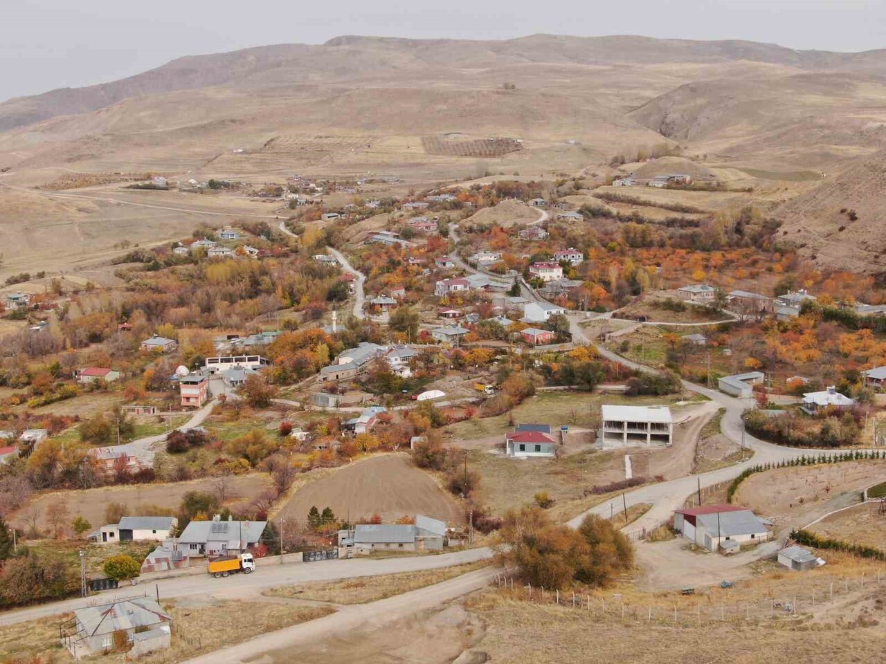 VAN’DA SONBAHARIN ETKİSİYLE TARLALAR VE MEYVE AĞAÇLARI SARI VE ALTIN TONLARA BÜRÜNEREK GÖRSEL BİR...