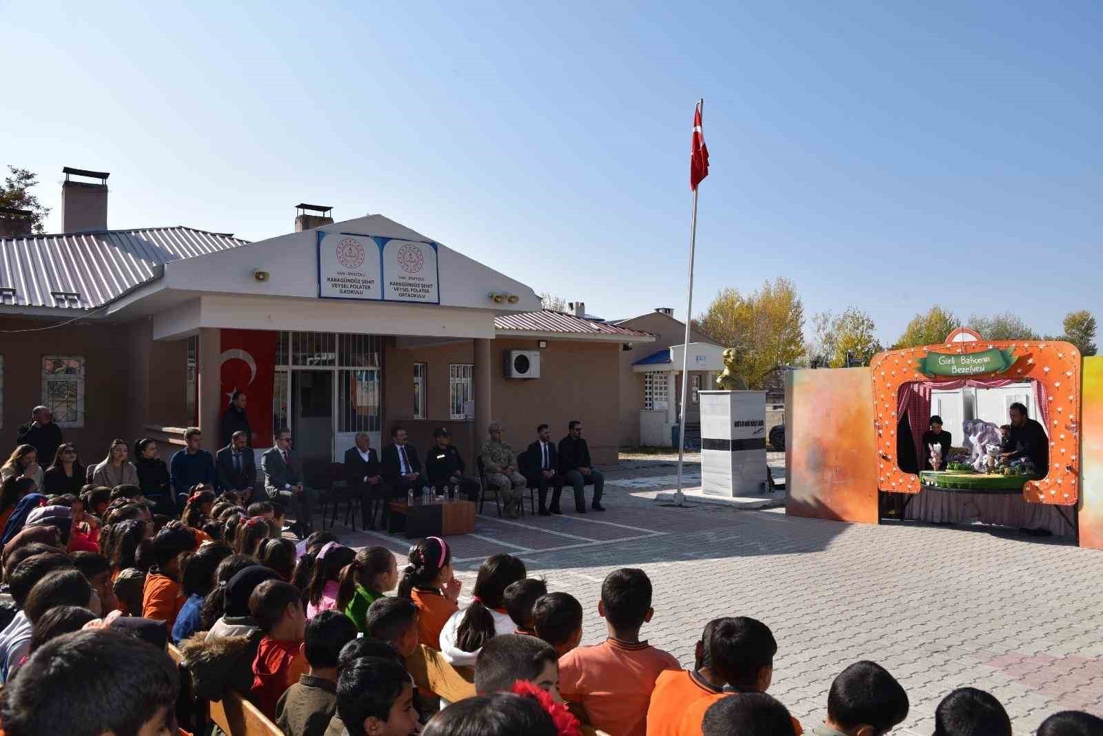 VAN’DA YÜRÜTÜLEN "SANAT YOLUNDA" PROJESİ KAPSAMINDA, KIRSAL MAHALLELERDEKİ OKULLARDA DÜZENLENEN...